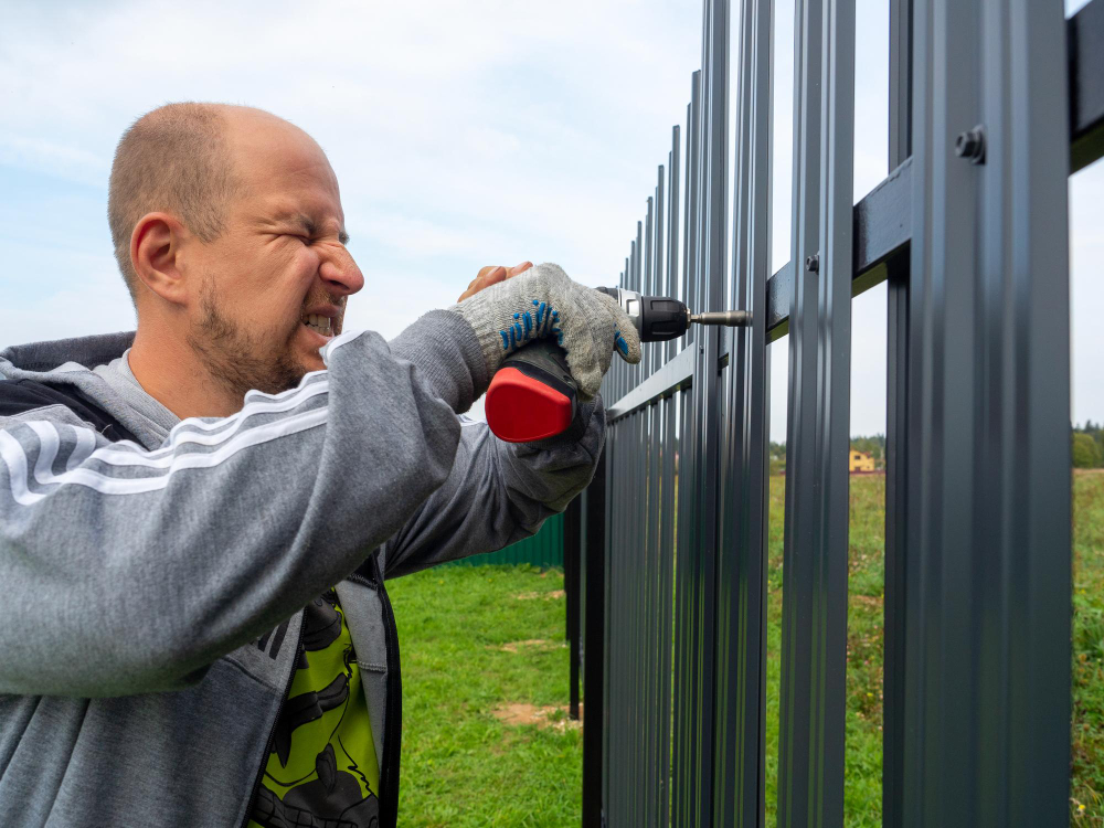 Metal fence repair by the Best Fence Company Acute Fence Damage: Quick Fixes